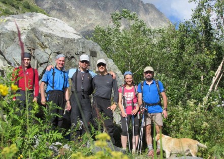 End of the road. Unii la deal (spre Ushba - alpinism), alţii la vale (spre Ushguli - trekking)